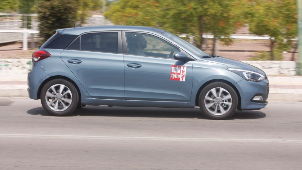 Πολύ καλή ποιότητα κύλισης έχει το Hyundai i20 στο δρόμο. Η ανάρτηση απορροφά τις κακοτεχνίες, το τιμόνι είναι σχετικά βαρύ για μέσα στην πόλη.
