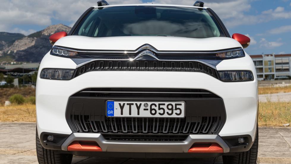 Αρκετά δυναμικό από μπροστά το C3 Aircross, λόγω των λεπτών φώτων που έρχονται ως συνέχεια της ιδιαίτερης γρίλιας και του μεγάλου προφυλαχτήρα.