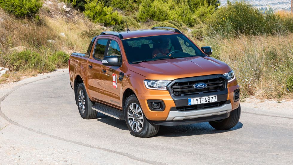 Στην άσφαλτο το Ranger Wildtrak είναι σε θέση να κινηθεί με ιδιαίτερα έντονους ρυθμούς, δεδομένων πάντα των μεγάλων διαστάσεων του αμαξώματος και της αυξημένης απόστασης του από το έδαφος.
