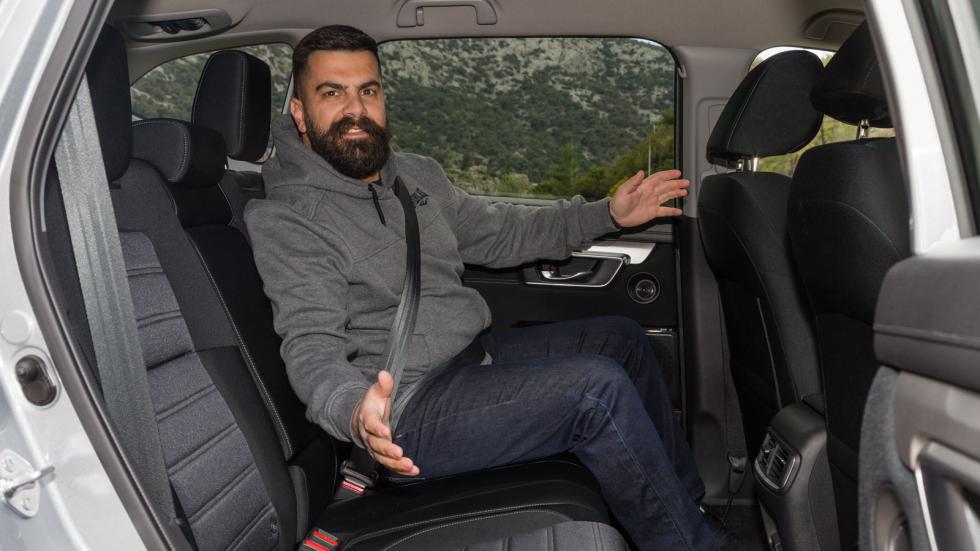 Χάρη στα 195 χλστ. διαθέσιμου χώρου κυριολεκτικά... παίζεις μπάλα στο εσωτερικό του Honda CR-C, ενώ το επίπεδο πάτωμα και το ικανό πλάτος της καμπίνας κάνει ακόμη και τον μεσαίο πίσω επιβάτη να νιώθει