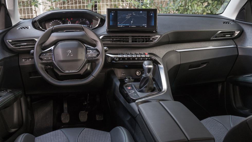 Εντυπωσιακό σε design και premium σε ποιότητα και φινίρισμα το εσωτερικό. Η ανανεωμένη έκδοση του i-cockpit προσφέρει οθόνη αφής 10 ιντσών. Την πιο εντυπωσιακή κονσόλα της κατηγορίας θα την βρεις στο 