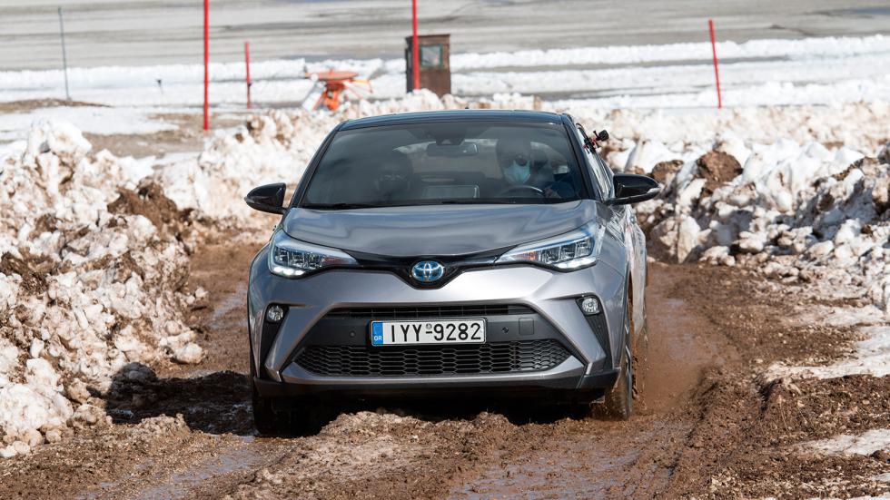 Σε light χιόνι και λάσπη,με τα κατάλληλα ελαστικά, δε θα ζοριστεί ιδιαίτερα, αλλά κακά τα ψέματα στοιχείο του Toyota C-HR είναι η άσφαλτος.