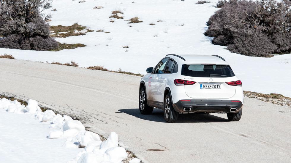 Η άσφαλτος είναι πεδίο δράσης του, όμως το SUV της Mercedes δεν λέει όχι και στο χιόνι.