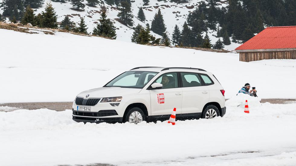 Αν δεν είναι βαθύ το χιόνι, ακόμα και δικίνητο και εξοπλισμένο με χειμερινά ελαστικά, το Skoda Karoq μπορεί να κινηθεί με ασφάλεια.