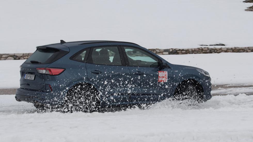 Στο φρενάρισμα στο χιονισμένο τερέν το Ford Kuga ακινητοποιήθηκε χωρίς καμία παρέκκλιση της πορείας του και χωρίς να χρειάζονται διορθωτικές ενέργειες από το τιμόνι.