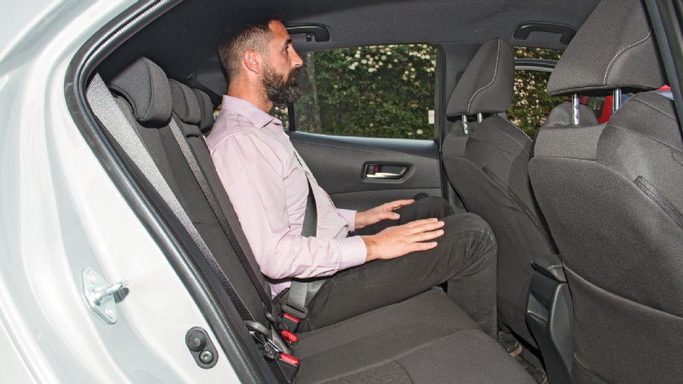 Μέτριοι είναι οι χώροι που προσφέρει η Corolla στις hatchback εκδόσεις της, ωστόσο ικανοποιούν. 
