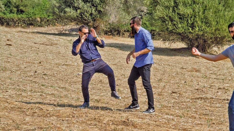 Θέση μάχης για να αντιμετωπιστεί το μουσάτο τέρας της λίμνης. 
