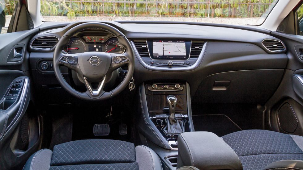 Προσεγμένη ποιότητα, «καθαρές» γραμμές και τονισμένη πρακτικότητα συναντά κανείς στην καμπίνα του Opel Grandland X.