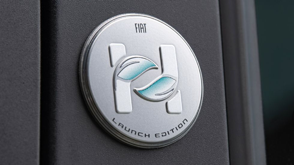Οι υβριδικές εκδόσεις διακρίνονται από το γράμμα «H» στη μεσαία κολώνα, ενώ προσφέρονται και στην πλούσια έκδοση «Hybrid Launch Edition».