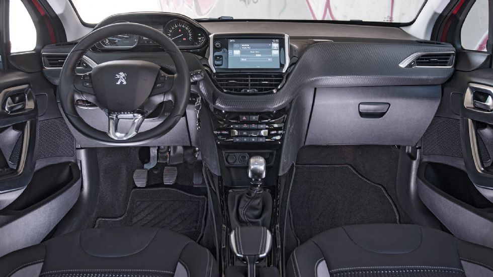 Το minimal εσωτερικό του Peugeot 2008 είναι μοντέρνο σχεδιαστικά και καλό ποιοτικά. Ο πίνακας οργάνων και το μικρό τιμόνι κερδίζουν τις εντυπώσεις.