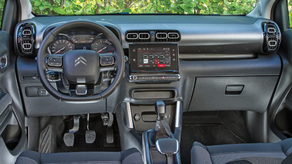 Το σύνολο στην καμπίνα του C3 Aircross, δείχνει πολύ νεανικό και μαζί με τον πίνακα οργάνων και την οθόνη αφής αποδεικνύεται και ιδιαιτέρως λειτουργικό.