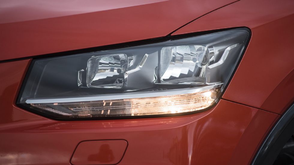 Όμορφης σχεδίασης φανάρια τεχνολογίας LED που τονίζουν το δυναμισμό του μικρού SUV της Audi.