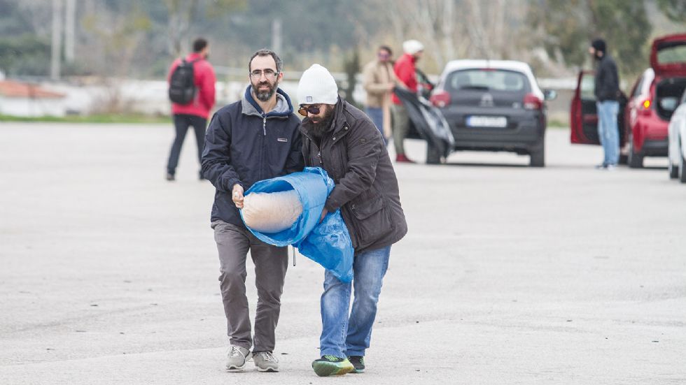 Στο ρόλο των αποσκευών… τα «ειδικά»  σακιά του Test Center. Μην ψαρώνετε, αμμοχάλικο ήταν.