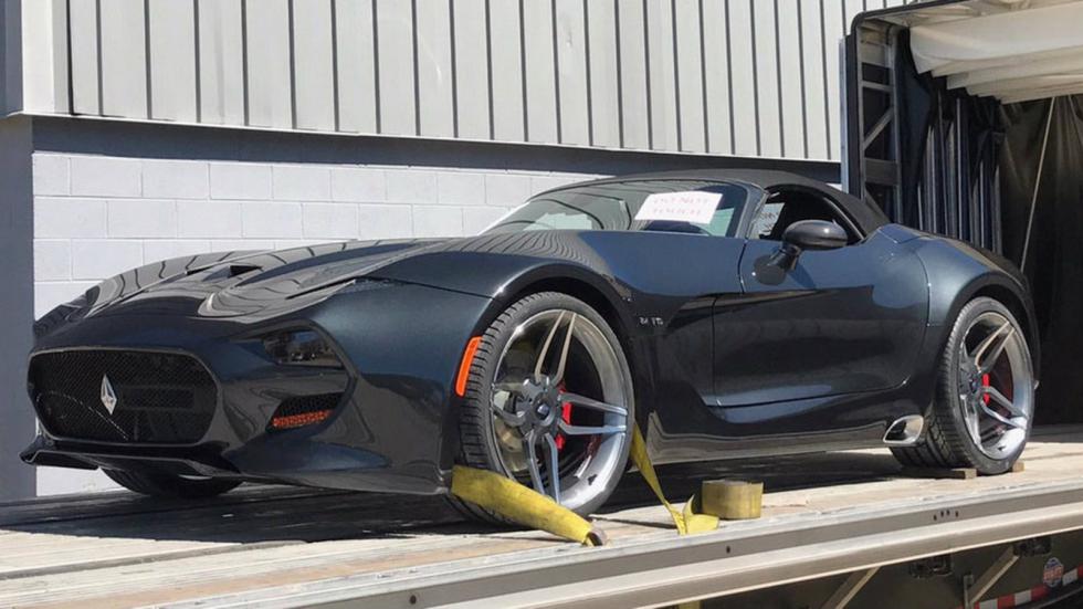 Όλο το αμάξωμα του  F1 Roadster είναι φτιαγμένο από ανθρακονήματα.