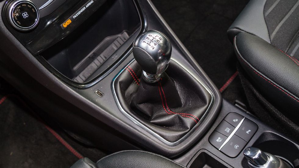 Ford Puma mild hybrid Vs Hyundai Kona hybrid
