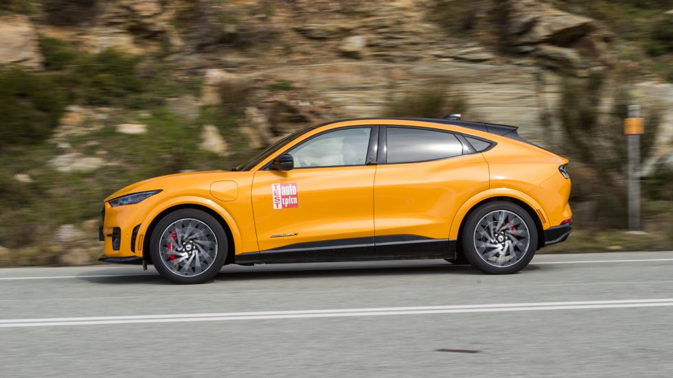 Το πως επιταχύνει η Mustang Mach-e GT των 487 ίππων και των 860 Nm ροπής είναι μια πραγματική εμπειρία: Aρχικά νιώθεις το στομάχι να μουδιάζει, μετά το κεφάλι χτυπάει στο προσκέφαλο και νιώθοντας μια 