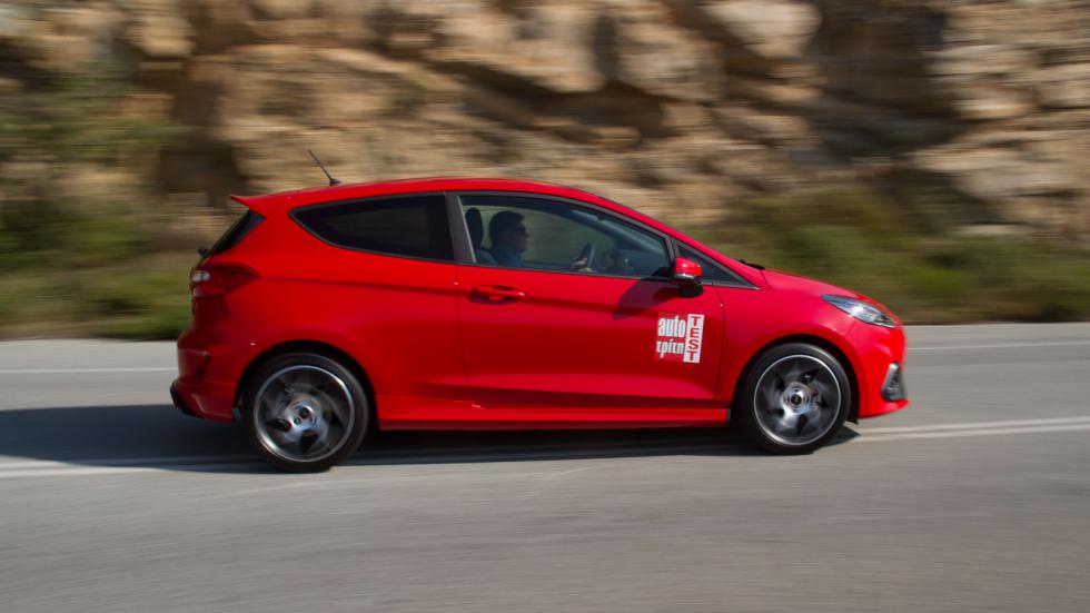 O 1,5 Ecoboost κινητήρας του Fiesta ST με τα 200 άλογα προσφέρει καυτές επιδόσεις, ανεβάζει γραμμικά και έχει δύναμη μέχρι και τον κόφτη.