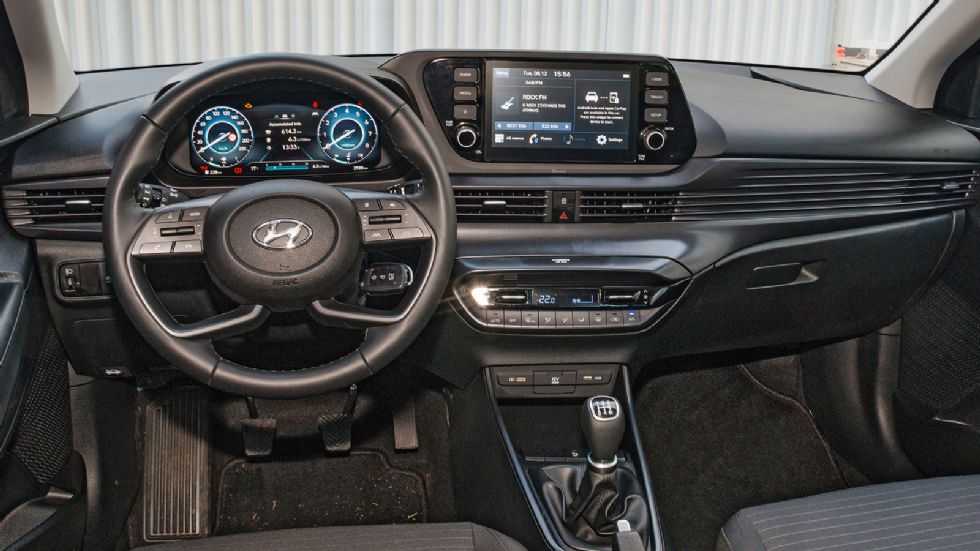 Σύγχρονο είναι το εσωτερικό του Hyundai i20 επιδεικνύοντας καλό επίπεδο ποιότητας, πλούσιο εξοπλισμό και κορυφαία ευρυχωρία.
