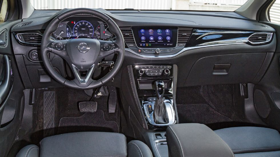 Ποιοτικό και μοντέρνο είναι το ταμπλό του Opel Astra, με την ενσωματωμένη στην κονσόλα οθόνη 7 ιντσών να κερδίζει τις εντυπώσεις. Οι πίσω επιβάτες έχουν άπλετο χώρο για τα γόνατα.