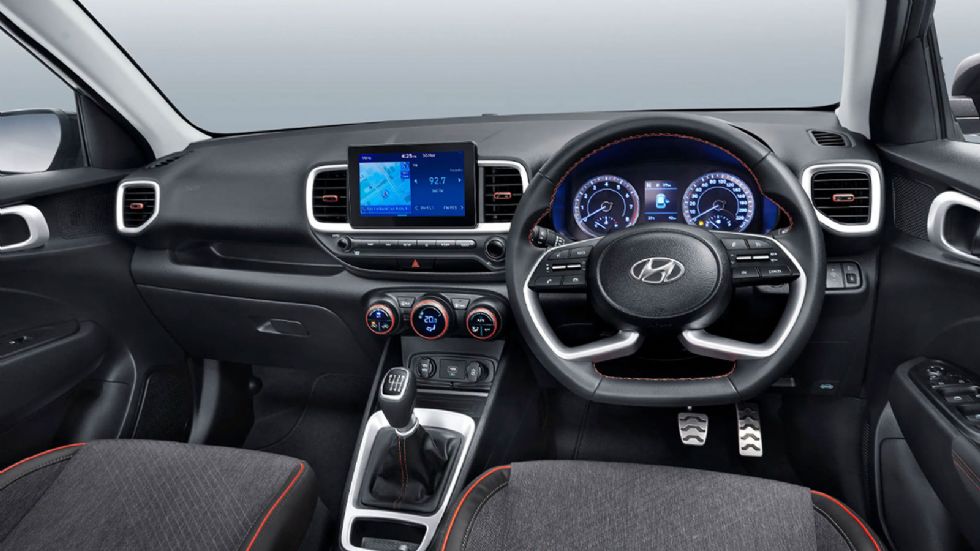 Στο iMT της Hyundai, υπάρχει ένας συμβατικός επιλογέας ταχυτήτων. Ωστόσο τα πεντάλ δεν είναι τρία, αλλά δύο, όπως ακριβώς συμβαίνει σε ένα αυτόματο, όπου το πεντάλ συμπλέκτη απουσιάζει.
Στην φωτό η δ