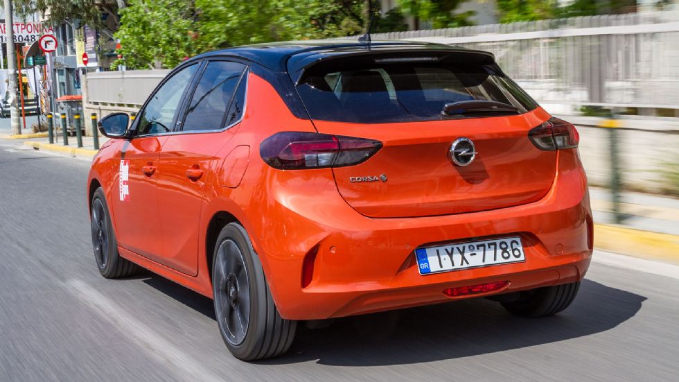 Mόνο η απουσία εξάτμισης και το λογότυπο «e» ξεχωρίζει το ηλεκτρικό Opel Corsa από τα συμβατικά αδέρφια του.