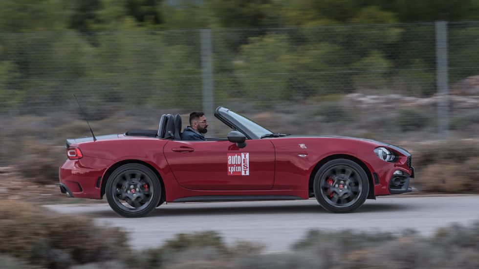 Το Abarth 124 Spider απευθύνεται σαφώς σε πιο σκληροπυρηνικό κοινό και αποτελεί ένα αυθεντικό ρόουνστερ της σημερινής εποχής.