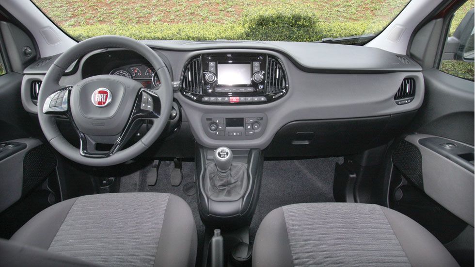 Γεροδεμένο και καλοφινιρισμένο το νέο ταμπλό του Fiat Doblo. Υπάρχει έγχρωμη οθόνη αφής 5 ιντσών, όχι όμως ιδιαίτερα «γρήγορη».
