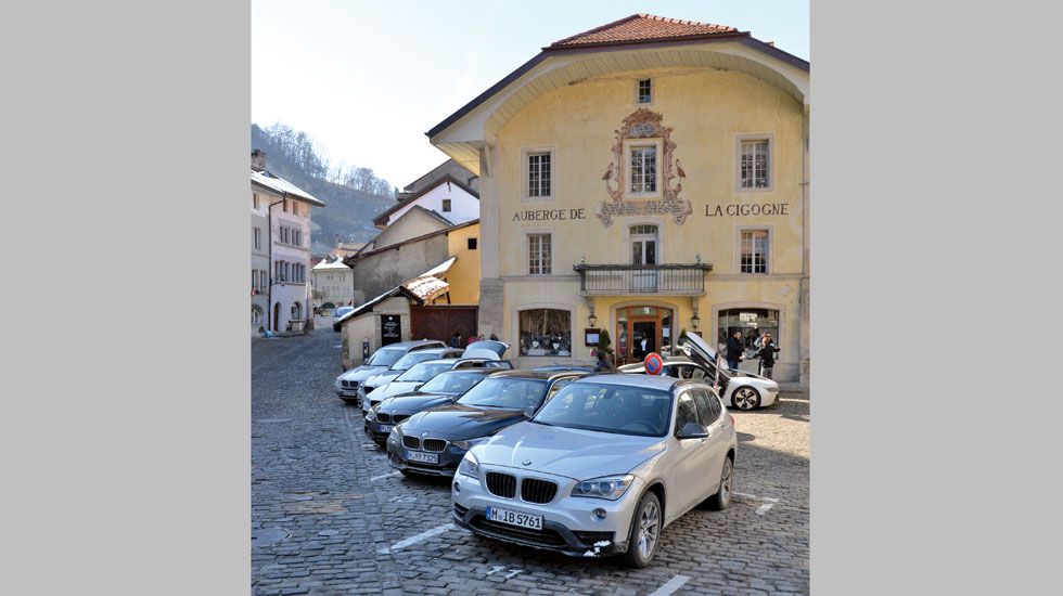 Οι BMW που πήραν μέρος στο φετινό BMW xDrive Swiss Challenge, παρατεταγμένες στην πόλη του Φρίμπουργκ και στο εντυπωσιακό μεσαιωνικό της τμήμα.