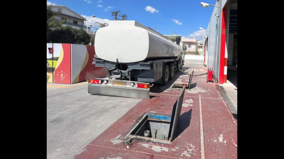 Λαθραία βενζίνη σε πρατήριο: Συνελήφθησαν 3 άτομα & κατασχέθηκαν 76.120 ευρώ
