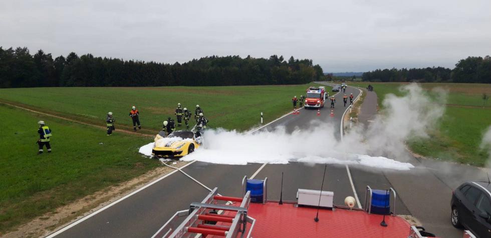 Ferrari 488 Pista τυλίχθηκε στις φλόγες 