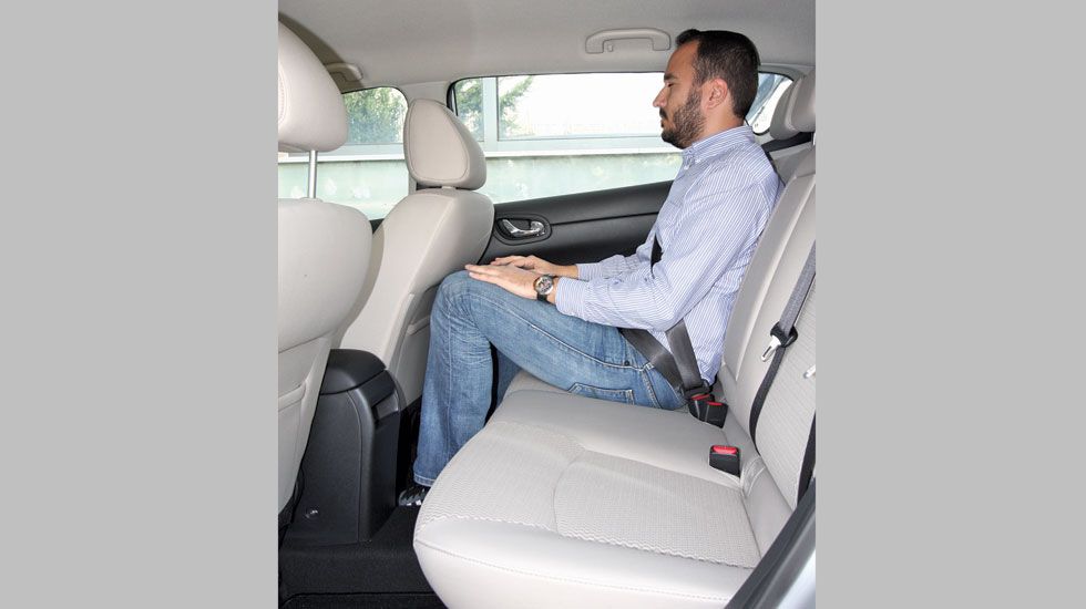 Η ευρυχωρία που απολαμβάνουν οι πίσω επιβάτες του Nissan Pulsar (ειδικά σε ό,τι αφορά στον «αέρα» για τα γόνατα και τα κεφάλια) είναι κορυφαία.