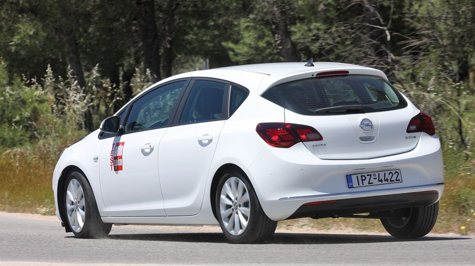 Με την προσφερόμενη άνεση σε υψηλά επίπεδα, το, όχι και τόσο συμμετοχικό, Opel Astra στρίβει ουδέτερα και με προβλέψιμες αντιδράσεις.