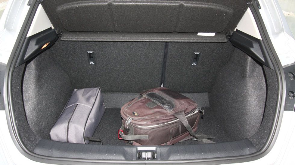 Ο χώρος αποσκευών του Nissan Pulsar είναι ο μεγαλύτερος (385 λτ.), αλλά δεν έχει απόλυτα κανονικό σχήμα.