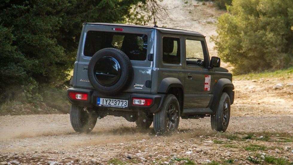 Στο χώμα το Jimny μεταμορφώνεται σε ένα θηρίο «τσέπης» παραμένοντας πιστό στην ιστορία και στον προσανατολισμό του.	