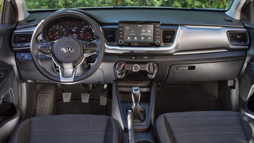 Το Kia Stonic είναι σπορτίφ και στο εσωτερικό του. Τα πλαστικά είναι σκληρά, αλλά παρουσιάζουν πολύ καλή συναρμολόγηση.