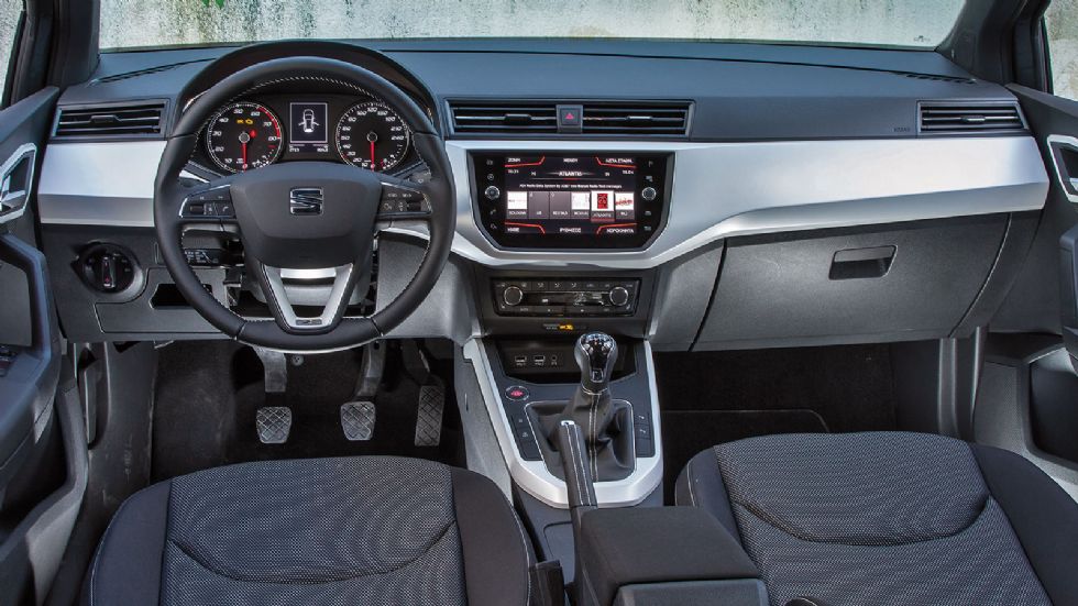 Το εσωτερικό του SEAT Arona παραπέμπει στο Ibiza. Είναι έτσι νεανικό και όμορφο αλλά και καλό ποιοτικά παρά τα σκληρά υλικά.