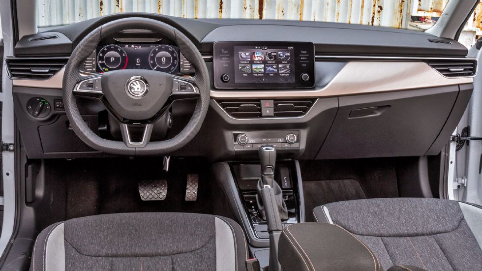 Το Skoda Kamiq έχει πιο «σοβαρό» αισθητικό ύφος και προβάλλει καλύτερη ποιότητα κατασκευής με μαλακά στιβαρά υλικά και προσεγμένη συναρμολόγηση.
