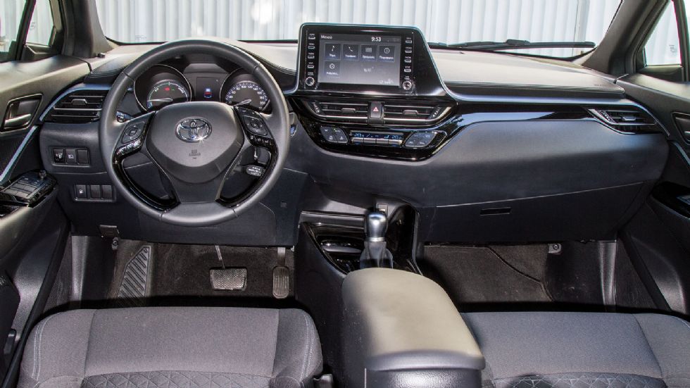 Το ελαφρά στραμμένο προς τον οδηγό ταμπλό του Toyota C-HR, έχει αναβαθμισμένη ποιότητα και high-tech στοιχεία.