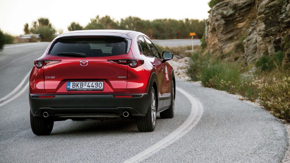 Η γενικότερη σφιχτή αίσθηση του Mazda CX-30 το καθιστά πολύ ευχάριστο και ικανό οδηγικά.