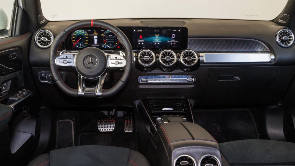Οι σπορ λεπτομέρειες της GLB A 35 AMG εισχωρούν στον ποιοτικό και high-tech διάκοσμό της και διαμορφώνουν ένα πολύ ευχάριστο αποτέλεσμα.
