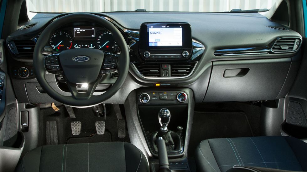 Μοντέρνο, ποιοτικό και εργονομικό το εσωτερικό του Ford Fiesta. Ξεχωρίζει η στάνταρ οθόνη των 8 ιντσών, η οποία δείχνει να αιωρείται στη μέση της κεντρικής κονσόλας.