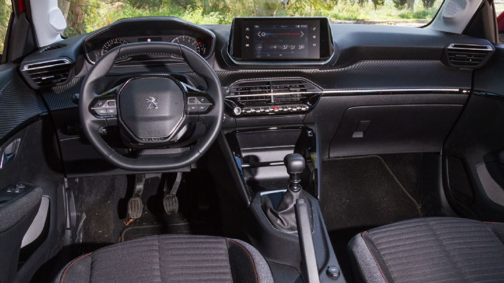 Τόσο ποιοτικά, όσο και σχεδιαστικά το εσωτερικό του Peugeot 208 ανεβάζει τον πήχη στην κατηγορία. Η θέση οδήγησης δε θα βολέψει όλους τους σωματότυπους.