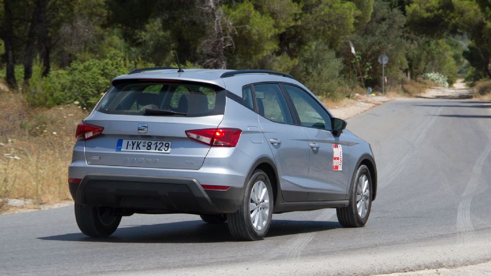 To SEAT Arona είναι σαφέστατα πιο επικεντρωμένο στον τομέα της οδηγικής ευχαρίστησης σης γεμίζοντας πάντοτε τον οδηγό του με αυτοπεποίθηση για να το πιέσει.