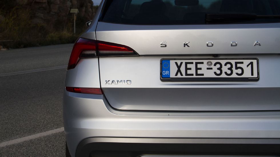 Στο Kamiq κυριαρχούν οι μεγάλες γυάλινες επιφάνειες και οι «καθαρές» γραμμές, με τις ακμές στο πλάι να δίνουν μια νότα δυναμισμού και τα μπροστά φώτα να κερδίζουν τις εντυπώσεις. 