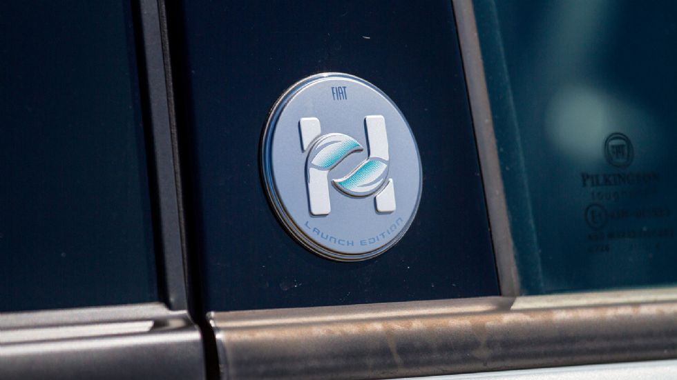 Τα λογότυπα Hybrid στην πίσω πόρτα και στην κολόνα των πλαϊνών πορτών φανερώνουν για το ποια έκδοση πρόκειται.	