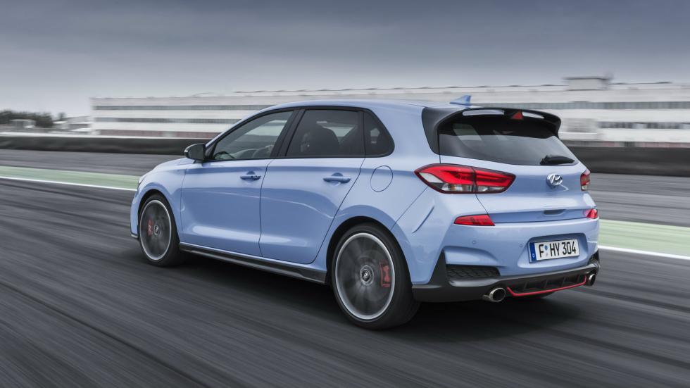 Για το i30 N υπάρχουν διαθέσιμα 6 χρώματα: Performance Blue (που βλέπετε εδώ), Clean Slate, Polar White, Micron Grey, Phantom Black και Engine Red.