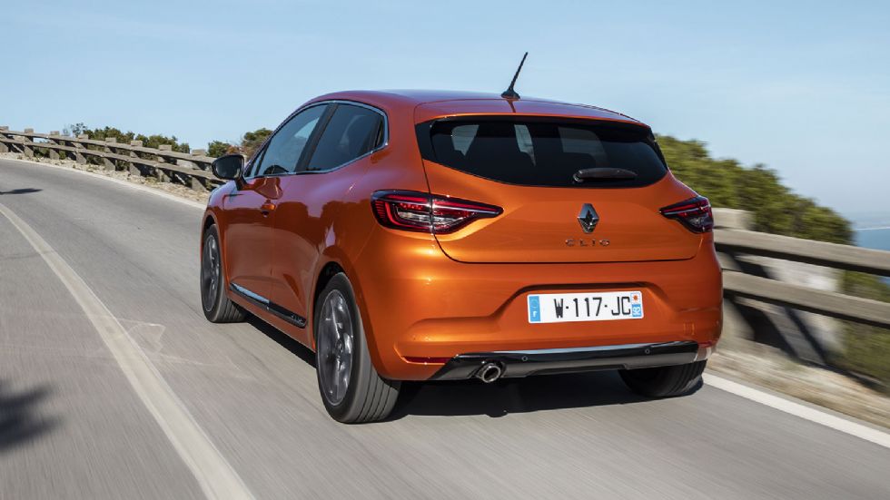 Το Clio ξεκινάει στη χώρα μας από την δελεαστική τιμή των 13.590 ευρώ που στην ίδια έκδοση είναι φθηνότερο κατά 510 ευρώ από το Γαλλικό αδερφάκι του.
