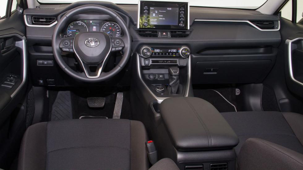 Στιβαρό, με πολύ καλής ποιότητας υλικά και μπόλικους χώρους είναι το εσωτερικό του Toyota RAV4. Συγκρατημένη σχεδίαση και σχετικά μικρή στάνταρ οθόνη για το σύστημα infotainment.