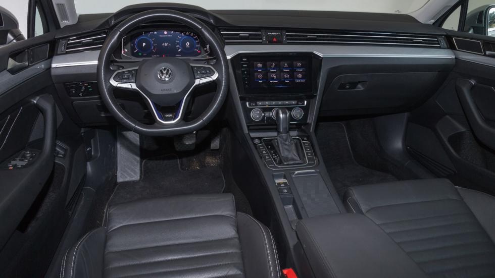 ¶ρτιο σε ποιότητα, φινίρισμα και εργονομία, αλλά συγκρατημένο σε σχεδίαση το ψηφιακό εσωτερικό του VW Passat GTE. Στάνταρ ο ψηφιακός πίνακας οργάνων 10,3”, όπως και το infotainment Discover Pro 