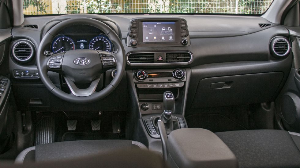 Σύγχρονο σχεδιαστικά και ευχάριστο γενικότερα είναι το εσωτερικό του Hyundai Kona.H γενική εντύπωση που αφήνει στον τομέα της ποιότητας είναι πολύ καλή.